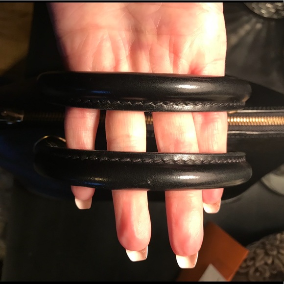 Beautiful Authentic Louis Vuitton Noir Alma Epi PM - Picture 5 of 8